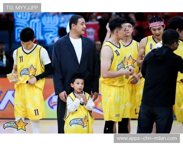 詹姆斯在球迷节现场与小朋友合影并共同庆祝胜利 詹姆斯在球迷节现场与小朋友合影并共同庆祝胜利