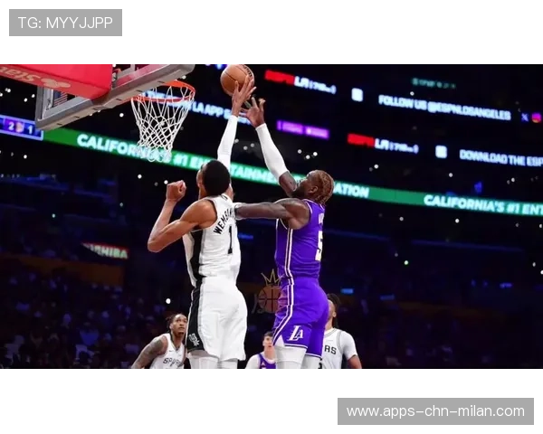 詹姆斯扣篮爆炸来袭，湖人彻底点燃主场