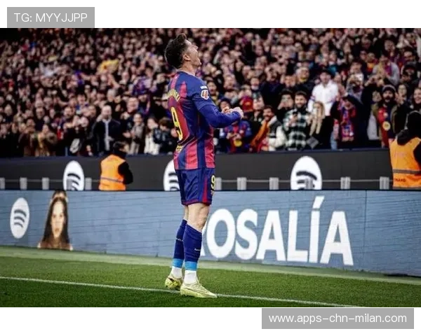 巴萨点球战中莱万稳稳罚中，球队士气大振